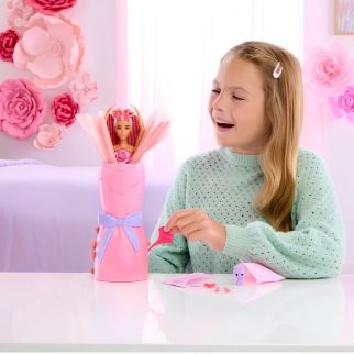 Mattel Barbie – Pétals Pop rose, poupée Parfumée avec accessoires – JMF59