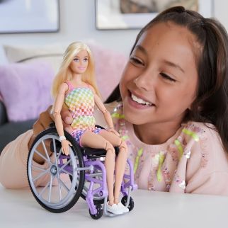 Mattel Barbie – Fashionistas Blonde avec Fauteuil Roulant et Rampe – HJT13