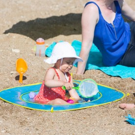 Bébé à la plage : Conseils pour une journée ensoleillée en toute sécurité et amusement !