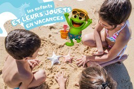 Enfants marocains jouant sur la plage avec des jouets colorés sous le soleil d’été