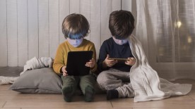 Enfant jouant avec un puzzle éducatif coloré, symbole de l’apprentissage sans écran